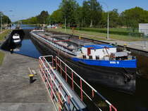 Das polnische GMS NAWA 10 (ex Ortrud Fretter, ex Hildegard Siemers, ex Transbode 26), SZCZECIN (Stettin) ENI 08348100 leer auf dem Elbe-Lübeck-Kanal Kurs Lauenburg; in der Schleuse Witzeeze, 07.05.2020
