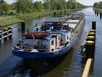 Das polnische GMS NAWA 10 (ex Ortrud Fretter, ex Hildegard Siemers, ex Transbode 26), SZCZECIN (Stettin) ENI 08348100 leer auf dem Elbe-Lübeck-Kanal Kurs Lauenburg; nach Verlassen der Schleuse Witzeeze, 07.05.2020
