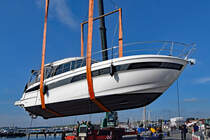 Motoryacht MAUSEBÄR wird am 8.5.2020 von einem Kranwagen in Höhe des Fischereihafens Lübeck-Travemünde ins Wasser gesetzt