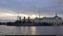 Verschiedene Ansichten des Panzerdeckkreuzers  Aurora , ein Kriegsschiff der ehemaligen Kaiserlich Russischen Marine und seit 1956 als Museumsschiff in Sankt Petersburg (RUS) stationiert. Hier ein seitliches Portrait im Gegenlicht vor der Kadettenakademie Sankt Petersburg. Am Abend des 25. Oktobers 1917 gab die Aurora mit einem Platzpatronenschuss aus der Bugkanone das Signal für den Sturm auf das Winterpalais – dieser Schuss gilt als Beginn der russischen Oktoberrevolution. [8.10.2019 | 14:50 Uhr]
