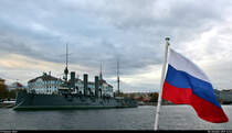 Verschiedene Ansichten des Panzerdeckkreuzers  Aurora , ein Kriegsschiff der ehemaligen Kaiserlich Russischen Marine und seit 1956 als Museumsschiff in Sankt Petersburg (RUS) stationiert. Am Abend des 25. Oktobers 1917 gab die Aurora mit einem Platzpatronenschuss aus der Bugkanone das Signal für den Sturm auf das Winterpalais – dieser Schuss gilt als Beginn der russischen Oktoberrevolution. Hier ein Experiment mit der russischen Flagge. [8.10.2019 | 14:54 Uhr]
