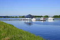 Altenheimer WasserSportClub AWSC bei Rhein-Km 284, am Horizont die Vogesen, Mai 2020