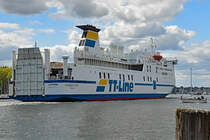 HUCKLEBERRY FINN (IMO 8618358) am 14.05.2020 in Lübeck-Travemünde einlaufend