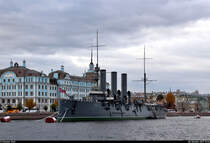Verschiedene Ansichten des Panzerdeckkreuzers  Aurora , ein Kriegsschiff der ehemaligen Kaiserlich Russischen Marine und seit 1956 als Museumsschiff in Sankt Petersburg (RUS) stationiert. Hier konnte es noch einmal in seiner Gesamtheit festgehalten werden. Am Abend des 25. Oktobers 1917 gab die Aurora mit einem Platzpatronenschuss aus der Bugkanone das Signal für den Sturm auf das Winterpalais – dieser Schuss gilt als Beginn der russischen Oktoberrevolution. [8.10.2019 | 14:55 Uhr]
