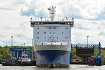 FINNKRAFT (IMO: 9207883) am 16.05.2020 in Lübeck-Travemünde. Das Schiff wird mit Hilfe des Schleppers ARGUS an seinen Anleger am Skandinavienkai manövriert.
