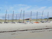 Segelboote am Strand von Barbatre auf der Insel Noirmoutier, Departement Vendee an der französischen Atlantikküste am 08.09.2019