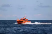 Mit voller Speedpower kam das Lotsenboot KNURRHAN am 04.08.2020 zurück nach Warnemünde.