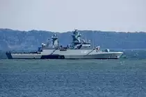 Korvette MAGDEBURG (F 261) nimmt vor Mukran ihr Schlauchboot an Bord. - 11.08.2020