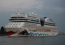 Die AIDAmar auf ihrem Seeweg von Rostock-Überseehafen nach Skagen beim Auslaufen in Warnemünde mit tierischer Begleitung gegen 20:45 Uhr.14.08.2020