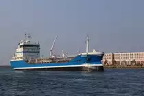 Der Tanker LEXUS auf dem Seeweg von Göteborg nach Rostock-Überseehafen/Ölhafen beim Einlaufen am Abend des 14.08.2020 in Warnemünde.