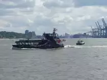 Die MS OORTKATEN der HADAG auf dem Weg zum Kreuzfahrtterminal Altona im Juni 2020. Aufgenommen von einer anderen Hafenfähre. 