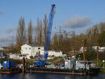 Diesmal nicht verdeckt das Kranschiff TAUCHER 10, ENI 05013800, Wilhelmshaven (ex ROCHEN, WSA Aschaffenburg); Geesthacht, 23.11.2020
