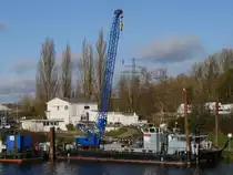 Diesmal nicht verdeckt das Kranschiff TAUCHER 10, ENI 05013800, Wilhelmshaven (ex ROCHEN, WSA Aschaffenburg); Geesthacht, 23.11.2020
