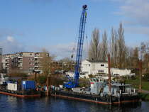 Diesmal nicht verdeckt das Kranschiff TAUCHER 10, ENI 05013800, Wilhelmshaven (ex ROCHEN, WSA Aschaffenburg); Geesthacht, 23.11.2020
