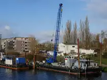 Diesmal nicht verdeckt das Kranschiff TAUCHER 10, ENI 05013800, Wilhelmshaven (ex ROCHEN, WSA Aschaffenburg); Geesthacht, 23.11.2020
