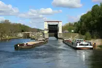 GMS  APOLLO  (08451013 , 71,5 x 9,34m) beim Verlassen der  SCHLEUSE LEHNITZ  am 25.04.2020. Das GMS setzte seine Reise auf der Havel-Oder-Wasserstrasse zu Tal fort. TMS  LUKA  (04011450 , 80 x 9m) konnte zu Berg einfahren.  