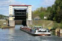 TMS  LUKA  (04011450 , 80 x 9m) am 25.04.2020 bei der Einfahrt in die  SCHLEUSE LEHNITZ  zu Berg.