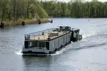 Schubboot  SCH 2353  (05612110 , 14,06 x 8,16m) schob am 25.04.2020 ein mir namenloses  WOHNSCHIFF  im  LEHNITZSEE / HAVEL-ODER-WASSERSTRASSE zu Berg.