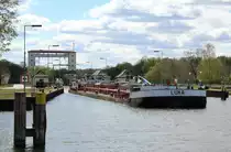 TMS  LUKA  (04011450 , 80 x 9m) am 25.04.2020 bei der Ausfahrt aus der  SCHLEUSE LEHNITZ / HOW zu Berg. 