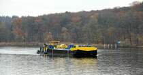 Kanalschubschiff  ANDREA  (05602770 , 14 x 8,20m) schob am 28.11.2020 den Entsorgungsprahm  RONALD MENZ  (05609640 , 32,50 x 8,20m) auf der  HAVEL Höhe Moorlake , Krughorn und der Sacrower Kirche zu Tal. 