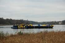 Schubboot  KSS ANDREA  (05602770 , 14 x 8,2m) mit dem Entsorgungsschiff  RONALD MENZ  (05609640 , 32,50 x 8,20m) am 28.11.2020 auf der  HAVEL  Höhe Schloßpark Sacrow auf Talfahrt. Im Hintergrund die Glienicker Brücke.  