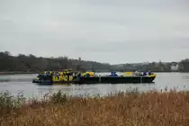 Schubboot  KSS ANDREA  (05602770 , 14 x 8,2m) mit dem Entsorgungsschiff  RONALD MENZ  (05609640 , 32,50 x 8,20m) am 28.11.2020 auf der  HAVEL  Höhe Schloßpark Sacrow auf Talfahrt. Im Hintergrund die Glienicker Brücke.  