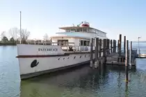 Die MS ÖSTERREICH im Letztzustand (2009 außer Dienst gestellt). Das Schiff wurde mittlerweile von seinen Aufbauten befreit und in den  Originalzustand  zum Zeitpunkt seiner Indienststellung 1928 zurückversetzt. Seit 2019 ist die ÖSTERREICH als  Museumsschiff  für Ausflugs- und Charterfahrten im Einsatz (mir gefällt ja die Bezeichnung  Museumsschiff  nicht, ich sehe hier eine Teil-Replika). Heutiger Eigner ist die Museumsschiff Oesterreich GmbH. (2016-03-26, Hard, Dampferhafen).