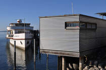 Die MS ÖSTERREICH im Letztzustand (2009 außer Dienst gestellt). Das Schiff wurde mittlerweile von seinen Aufbauten befreit und in den  Originalzustand  zum Zeitpunkt seiner Indienststellung 1928 zurückversetzt. Seit 2019 ist die ÖSTERREICH als  Museumsschiff  für Ausflugs- und Charterfahrten im Einsatz (mir gefällt ja die Bezeichnung  Museumsschiff  nicht, ich sehe hier eine Teil-Replika). Heutiger Eigner ist die Museumsschiff Oesterreich GmbH. (2016-03-26, in Hard, Dampferhafen). Im Kasten im Vordergrund residiert die Seepolizei.