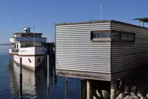 Die MS ÖSTERREICH im Letztzustand (2009 außer Dienst gestellt). Das Schiff wurde mittlerweile von seinen Aufbauten befreit und in den  Originalzustand  zum Zeitpunkt seiner Indienststellung 1928 zurückversetzt. Seit 2019 ist die ÖSTERREICH als  Museumsschiff  für Ausflugs- und Charterfahrten im Einsatz (mir gefällt ja die Bezeichnung  Museumsschiff  nicht, ich sehe hier eine Teil-Replika). Heutiger Eigner ist die Museumsschiff Oesterreich GmbH. (2016-03-26, in Hard, Dampferhafen). Im Kasten im Vordergrund residiert die Seepolizei.