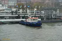 JOHANN REINKE (ENI 0481220) am 11.11.2020, mit dem Heck an den Landungsbrücken festgemacht, Hamburg, Elbe /
Eisbrecher + Schlepper (Christian-Nehls-Klasse) / Lüa 18,12 m, B 6,2 m, Tg 2,2 m / 1 Diesel, MAN Typ 2842LE412, 588 kW (799 PS), bis 35 cm Eisaufbruch  / gebaut 2016 bei Hitzler Werft, Lauenburg  / Eigner: Hamburg Port Authority (HPA), Flotte Hamburg  / 
