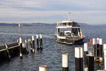 Autofähre LODI läuft - von Konstanz kommend - in den Fährhafen von Meersburg ein (2015-01-12).