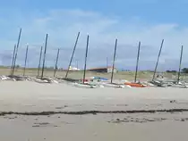 Segelboote am Strand von Barbatre, im Département Vendée der Region Pays de la Loire. Barbâtre gehört zum Arrondissement Les Sables-d’Olonne und zum Kanton Saint-Jean-de-Monts, am 08.09.2019.