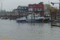 PRIWALL (IMO 9015943) am 11.11.2020, liegt seit dem 3.11.2020 an den Pfählen bei der Werft „von Cölln, HH-Finkenwerder /

Zollkreuzer (Typ Glückstadt) / BRZ 138 / Lüa 2,62 m, B 6,2 m, Tg 1,65 m / 3 Diesel, MTU (2011 Neumotorisierung), Fahrstrecke: 540 nm / Tochterboot: 6,82 m, Aluminium / gebaut 1991 bei Fassmer-Werft, Berne/Motzen / Eigner: Bundeszollverwaltung Deutschland, Einsatz durch Oberfinanzdirektion Hamburg, Heimathafen: Travemünde /
