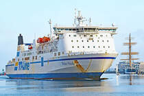 ROBIN HOOD (IMO: 9087477) von der TT-Line am 16.12.2020 in Lübeck-Travemünde einlaufend. Rechts im Bild ist die Viermastbark PASSAT zu sehen.