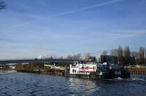 Schubboot  MUFLON-09 (08355188 , 23,12 x 8,90m) schob am 18.12.2020 drei je 32,50m lange Leichter im WESTHAFENKANAL Höhe Goerdelersteg Richtung Schleuse Berlin-Charlottenburg zu Tal.