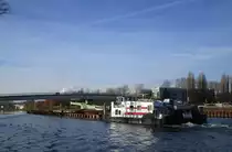 Schubboot  MUFLON-09 (08355188 , 23,12 x 8,90m) schob am 18.12.2020 drei je 32,50m lange Leichter im WESTHAFENKANAL Höhe Goerdelersteg Richtung Schleuse Berlin-Charlottenburg zu Tal.