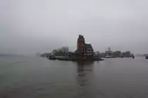 Hamburg am nebligen und trüben 11.11.2020 (Karnevalsanfang): „einsam“ liegt das Lotsenhaus auf dem Seemannshöft in Finkenwerder 