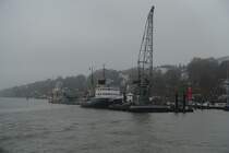 Hamburg am nebligen und trüben 11.11.2020 (Karnevalsanfang): Museumshafen Övelgönne, im Nebel zu erkennen: Schwimmkran „HHLA I“, Eisbrecher STETTIN und Feuerschiff ELBE 3 