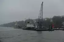 Hamburg am nebligen und trüben 11.11.2020 (Karnevalsanfang): Museumshafen Övelgönne, im Nebel zu erkennen: Schwimmkran „HHLA I“, Eisbrecher STETTIN und Feuerschiff ELBE 3 