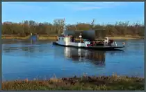 Die 1997 gebaute Gierseilfähre Aken setzt schwer beladen mit zwei LKW über. Zur besseren Lastverteilung sind die Fahrzeuge versetzt angeordnet. (Aken, 21.12.2020)