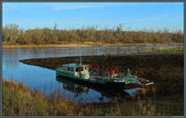 Am Anleger der Gierseilfähre Aken liegt eine alte Personenfähre (?) vor Anker. (Aken, 21.12.2020)