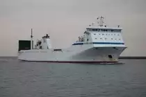 Das Ro-Ro-Cargo Schiff FRIEDRICH RUSS auf dem Seeweg von Rauma nach Rostock-Überseehafen beim Einlaufen in Warnemünde.30.12.2020