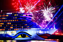 Mit diesem Foto von der AIDAbella (2015 in Hamburg aufgenommen) wünsche ich allen Freunden von  Schiffbilder.de  einen guten Rutsch ins Jahr 2021. Bleibt gesund!