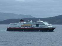 Hurtigrutenschiff  Midnatsol , ein Schiff der etwas �lteren Generation, hat am 17.06.2006 Hammerfest verlassen und nimmt s�dw�rts Kurs auf �ksfjord.