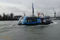BLANKENESE (3) (ENI 05112080) am  28.1.2021, Hamburg, Elbe, Höhe Landungsbrücken  /

Einmann-Fährschiff / HADAG / Lüa 26,45 m, B 6,45 m, Tg 1,88 m / 1 Diesel, 585 kW, 797 PS,  1 Propeller, 11 kn, 1 Bugstrahlruder /  150 (1990 - 165) Pass., 12 Fahrräder / 1990 bei Grube, Oortkaten, Hamburg / 1994 hydr. Gangway / 1999 Lips Düse / 2004 Umbau (in Anlehnung an den Typ 2000) bei SSB, Oortkaten, , 200 Pass., 60 Fahrräder, 2. Bugstrahlruder /
