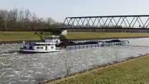 Nachschuss auf GMS ZANDER, Jesteburg (ex Andrea, ex Sabine W, ex Jan Müller (ENI 04012740)  bei Artlenburg in Richtung Scharnebeck auf dem Elbe-Seitenkanal mit Treibeis an der Brücke zwischen Deichstraße Ost und Wiesenweg; 20.02.2021
