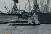 HAFENCITY (1) (ENI 051 16730) am 28.1.2021, mit Eigenwerbung für Hafenfähren, Hamburg, Elbe vor der Werft Blohm+Voss  /

Einmann-Fährschiff Typ 2000 / HADAG / Lüa 29,97 m, B 8,06 m, Tg 1,5 m / 2 Diesel, Volvo-Penta D12-450, 2 Ruder-Propeller, 12 kn / 250 Pass. / gebaut 1999 bei Grube, Oortkaten, Hamburg / 02.2012 Anbau Wulstbug /

