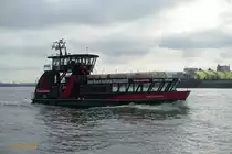 WALTERSHOF (2) (ENI 04802660) am 28.1.2021, mit Werbung „Hamburg Dungeon“, an und vor den Landungsbrücken /  

Einmann-Fährschiff Typ 2000 / HADAG / Lüa 29,92 m, B 8,16 m, Tg 1,7 m / 2 Diesel, 2 Ruder-Propeller, 12 kn / 250 Pass. / 2004 bei SSB, Oortkaten, Hamburg /
