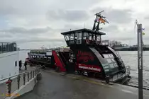 WALTERSHOF (2) (ENI 04802660) am 28.1.2021, mit Werbung „Hamburg Dungeon“, an und vor den Landungsbrücken /  

Einmann-Fährschiff Typ 2000 / HADAG / Lüa 29,92 m, B 8,16 m, Tg 1,7 m / 2 Diesel, 2 Ruder-Propeller, 12 kn / 250 Pass. / 2004 bei SSB, Oortkaten, Hamburg /
