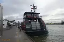 WALTERSHOF (2) (ENI 04802660) am 28.1.2021, mit Werbung „Hamburg Dungeon“, an und vor den Landungsbrücken /  

Einmann-Fährschiff Typ 2000 / HADAG / Lüa 29,92 m, B 8,16 m, Tg 1,7 m / 2 Diesel, 2 Ruder-Propeller, 12 kn / 250 Pass. / 2004 bei SSB, Oortkaten, Hamburg /
